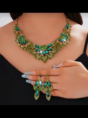 Stunning emerald green rhinestone statement necklace and matching dangle earring